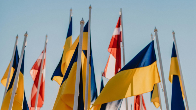 Latvijas un Ukrainas karogi