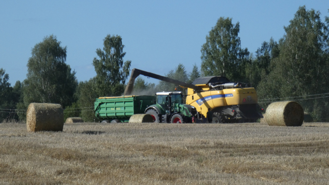 Uz lauka traktors veido ruļļus