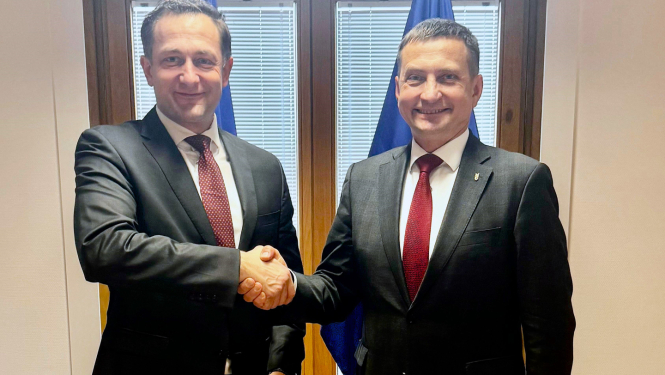 ES lauksaimniecības un pārtikas komisāra Kristofa Hanzena un zemkopības ministra Armanda Krauzes rokasspiediens.