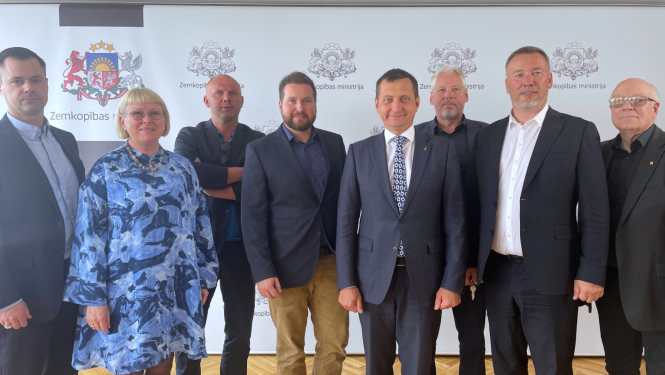 Zemkopības ministrs Armands Krauze ar Drosme darīt pārstāvjiem.
