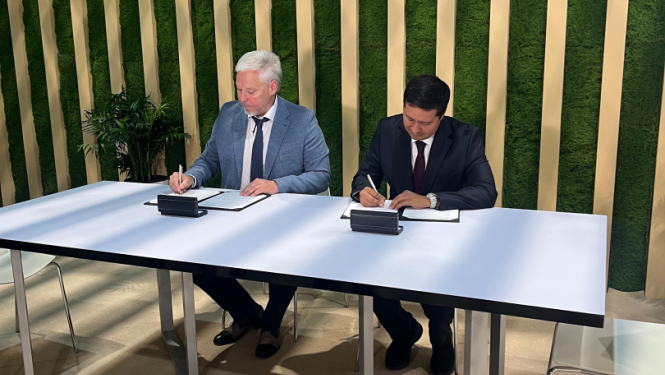 Zemkopības ministrijas parlamentārais sekretārs Normunds Šmits un Uzbekistānas mežsaimniecības aģentūras direkors Erkins Mukhidinovs paraksta memorandu