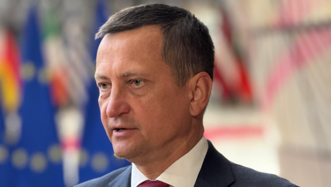 zemkopības ministrs Armands Krauze Briselē uz ES karogu fona