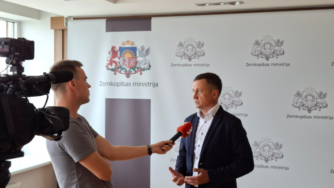 Zemkopības ministrs Armands Krauze sniedz interviju TV3 par lietavu postījumiem lauksaimniecībā