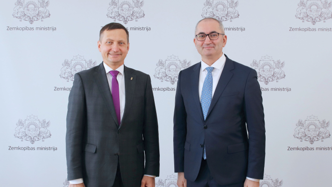 zemkopības ministrs Armands Krauze ar Azerbaidžānas  vēstnieku Latvijā Elnuru Sultanovu
