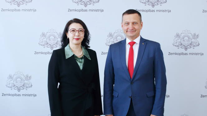 s Armands Krauze ar Ķīnas vēstniecības Latvijā pilnvaroto lietvedi Sunu Daņhueju