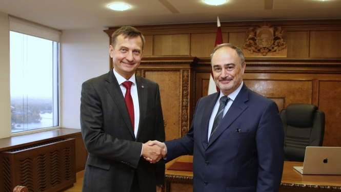 zemkopības ministrs Armands Krauze sarokojas ar Itālijas vēstnieku