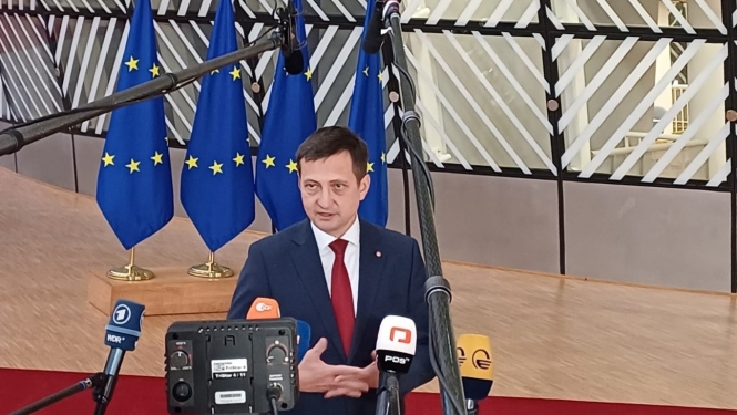 Zemkopības ministrs Armands Krauze sniedz interviju ārvalstu žurnālistiem ES Lauksiamniecības un zivsaimniecības ministru padomē Briselē