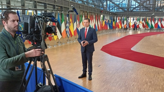 zemkopības ministrs Armands Krauze Briselē medjiem sniedz interviju