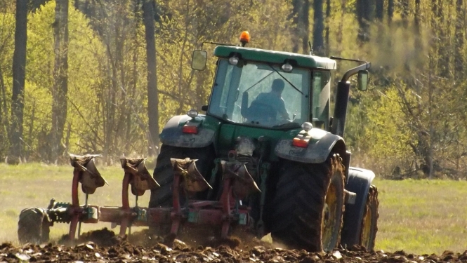 Traktors laukā