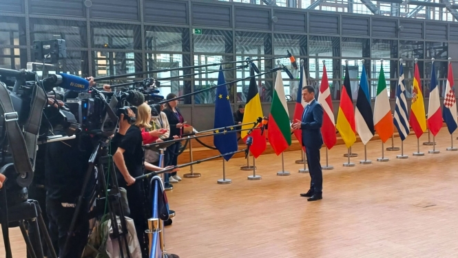 zemkopības ministrs Armands Krauze Briselē pirms padomes sēdes sniedz interviju ārvalstu medjiem