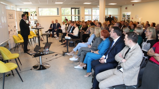 Zemkopības ministrs Didzis Šmits diskusijā stāsta par nepieciešamību mainīt skolu ēdināšanas sistēmu