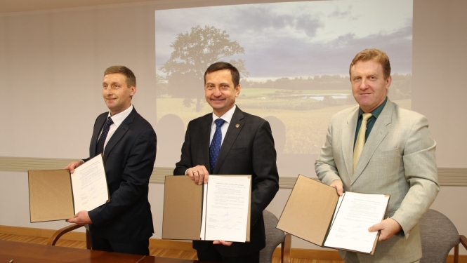 zemkopības ministrs Armands Krauze, Latvijas Bioloģiskās lauksaimniecības ascoiācijas vadītājs Gustavs Norkārklis un Latvijas Lauku konsultāciju un izglītības centrs valdes priekšsēdētājs Mārtiņš Cimermanis paraksta Bioloģiskās lauksaimniecības attīstības rīcības plānu 2023.-2030. gadam.
