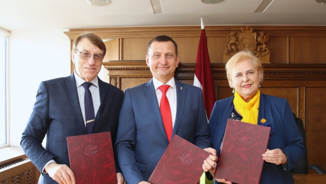 Zemkopības ministrs Armands Krauze, Latvijas Zinātņu akadēmijas prezidents Ivars Kalviņš un Latvijas Lauksaimniecības un meža zinātņu akadēmijas prezidente Baiba Rivža