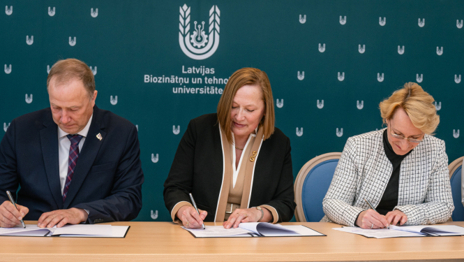 Zemkopības ministrijas valsts sekretārs Ģirts Krūmiņš, Izglītības un zinātnes ministre Dace Melbārde un LBTU rektore Irina Arhipova paraksta līgumu