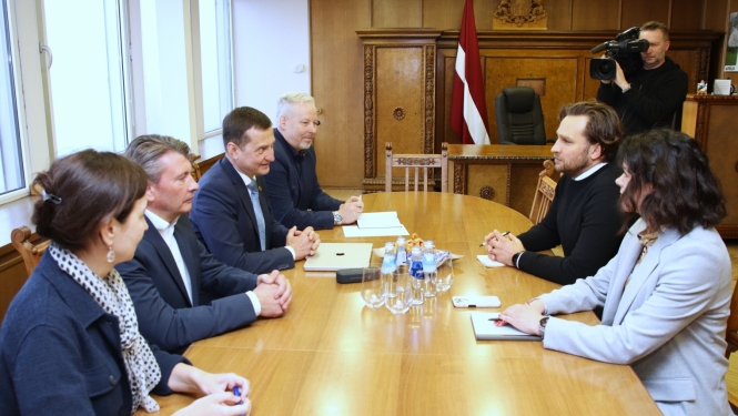 Zemkopības ministrs un ministrijas pārstāvji pie galda runā ar SIA "Maxima Latvija" pārstāvjiem