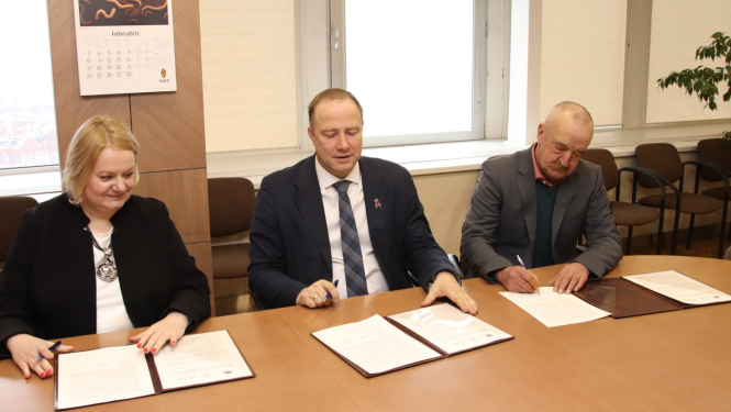 Zemkopības ministrijas valsts sekretārs Ģirts Krūmiņš, biedrības “Mazjūras zvejnieki” valde priekšsēdētājs Andris Cīrulis un zinātniskā institūta “BIOR” direktore Olga Valciņa paraksta sadarbības memornadu