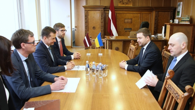 zemkopības ministrs tiekas ar Ukrainas vēstnieku