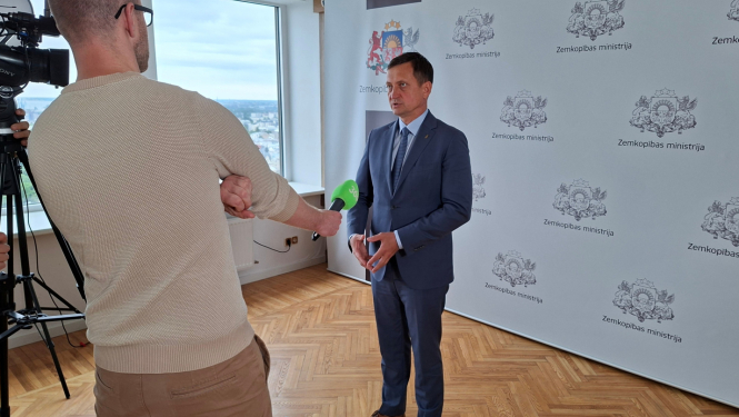 Zemkopības ministrs Armands Krauze sniedz interviju