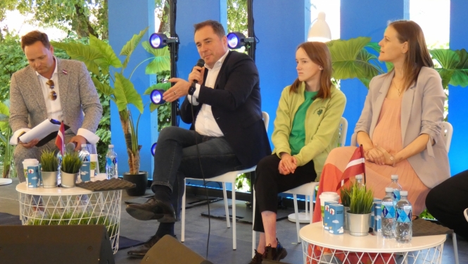 zemkopības ministrs Didzis Šmits sarunu festivālā Lampa-2023 diskutē par skolēnu ēdināšanas uzlabošanu izglītības iestādēs.
