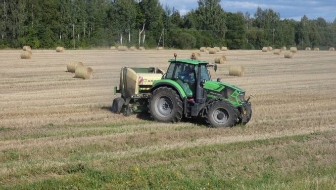 Traktors pļavā