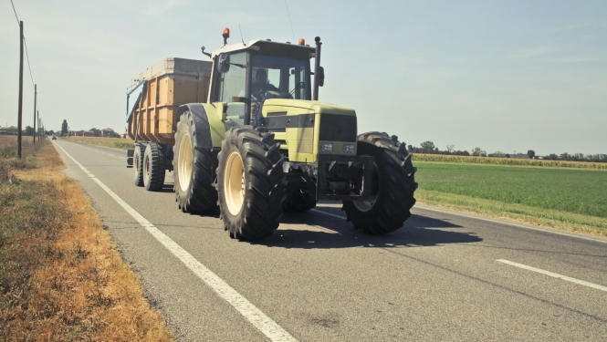Traktors uz ceļa