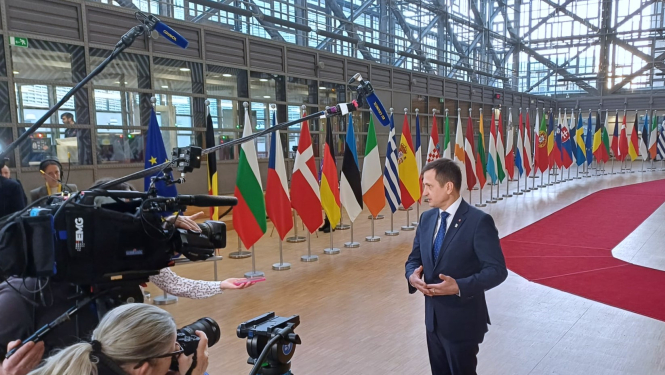 zemkopības ministrs Armands Krauze sniedz interviju ārvalstu žurnālistiem Briselē
