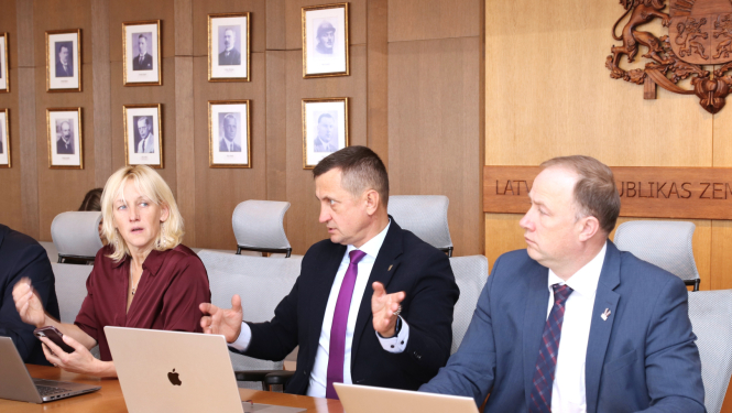 Zemkopības ministrs A.Krauze piedalās sanāksmē