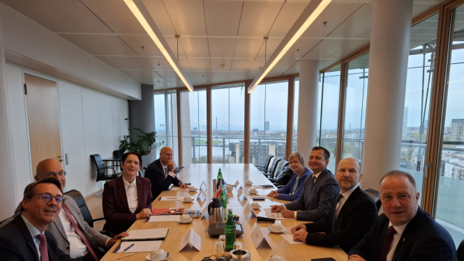 Zemkopības ministrs sanāksmē Vācijā pie diskusiju galda