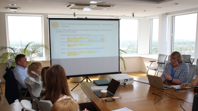 Pētījuma apspriešana, cilvēki vienkop ap galdu