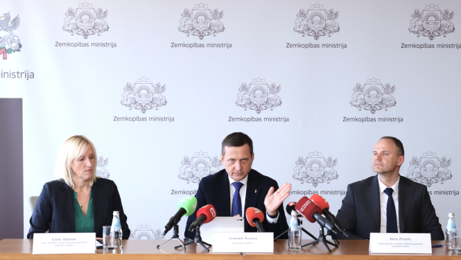 Preses konferences dalībnieki: ZM valats sekretāra vietniece Liene Jansone, zemkopības ministrs Armands Krauze, ZM valats sekretāra vietnieks Juris Zīvarts