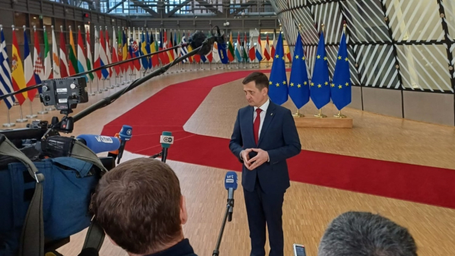 zemkopības ministrs Armands krauze sniedz interviju ārvalstu žurnālistiem Briselē pirms ES Lauksaimniecības un zivsaimniecības padomes sanāksmes