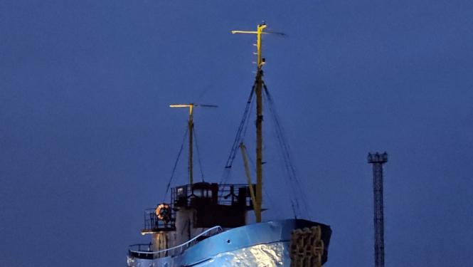 Zvejas traleris krastā