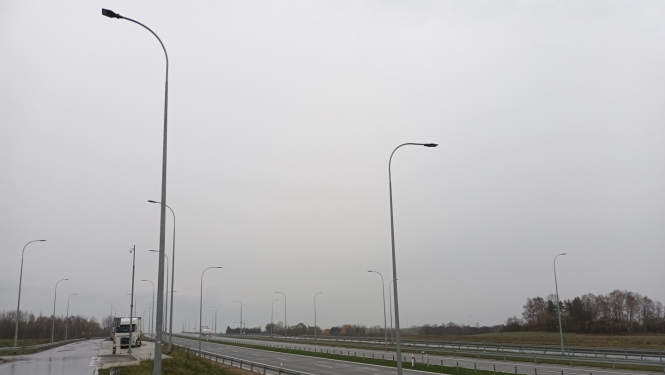 tukša šoseja vēla rudens lietainā dienā Polijā