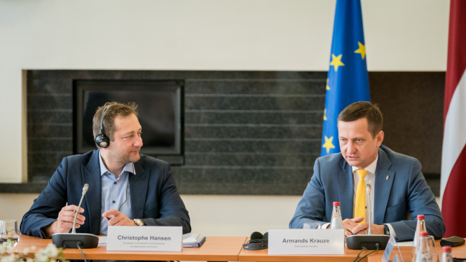 ES lauksaimniecības un pārtikas komisārs Kristofs Hanzens un zemkopības ministrs Armands Krauze Daugavpilī 18. aprīlī