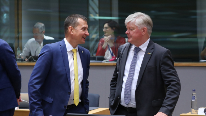 Zemkopības ministrs Armands Krauze sarunājas ar Lietuvas zemkopības ministru Kēstuti Navicki