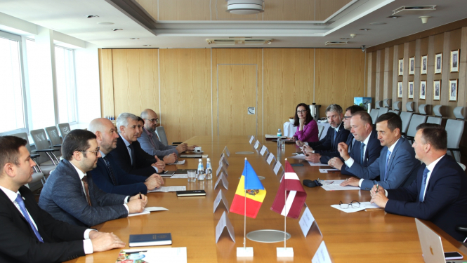 Zemkopības ministrijas delegācija ar Moldovas delegāciju pie galda