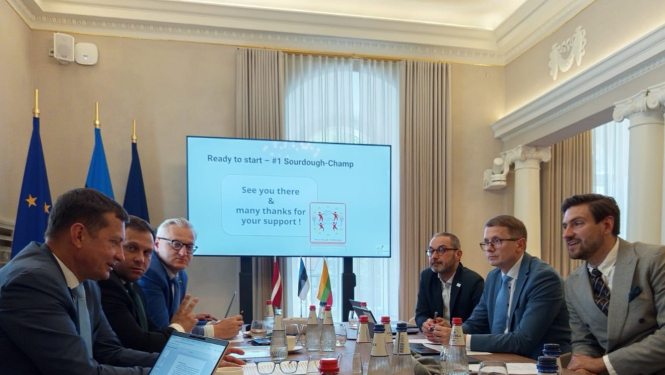 Baltijas valstu lauksaimniecības ministri sēž ap galdu un sarunājas 