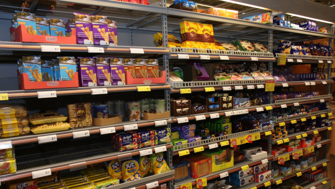 pārtika veikala plauktos