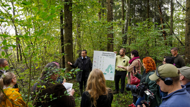 Zemkopības ministrs Armands Krauze ar žurnālistiem meža izbraucienā kopā ar nozares speciālistiem 