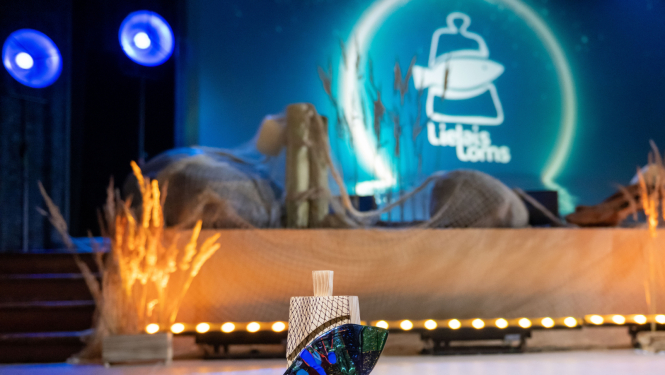 Lielā loma balva ar ceremonijas skatuvi fonā no pērnā gada