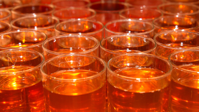 Daudz glāzes ar sarkanu sulu