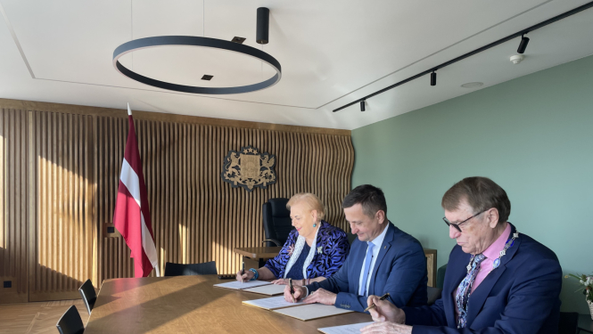 zemkopības ministrs Armands Krauze, Latvijas Zinātņu akadēmijas prezidents Ivars Kalviņš un Latvijas Lauksaimniecības un meža zinātņu akadēmijas prezidente Baiba Rivža paraksta sadarbības memorandu