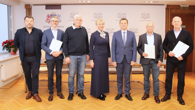 Kopbilde ar zemkopības ministru un Kūdras asociācijas pārstāvjiem