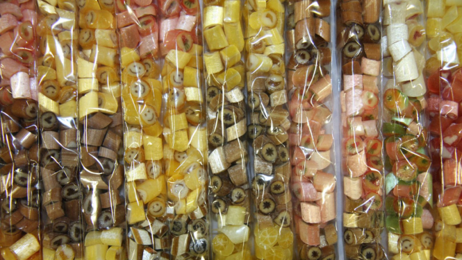 Mazas košas karameles izstādes stendā