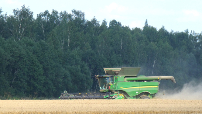 Kombains labības laukā 