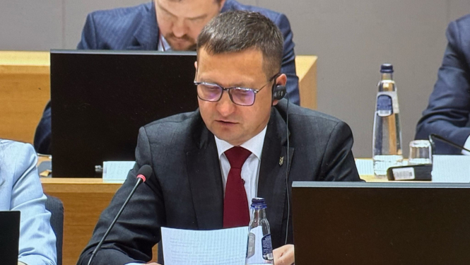 Ministrs Krauze Briselē pie galda