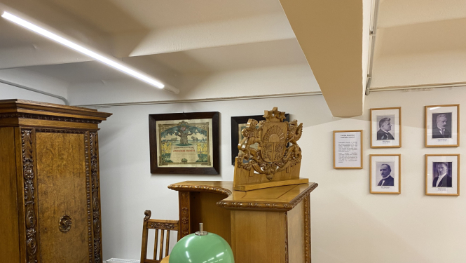 Zemkopības ministra vēsturiskais kabinets - galds, krēsls, ģerbonis u.c.;