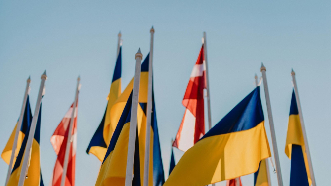 Latvijas un Ukrainas karogi