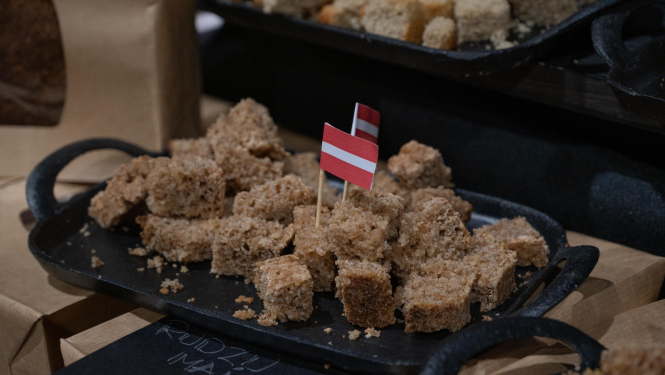 Latvijas karodziņi,iesprausti kārtainajos cepumos