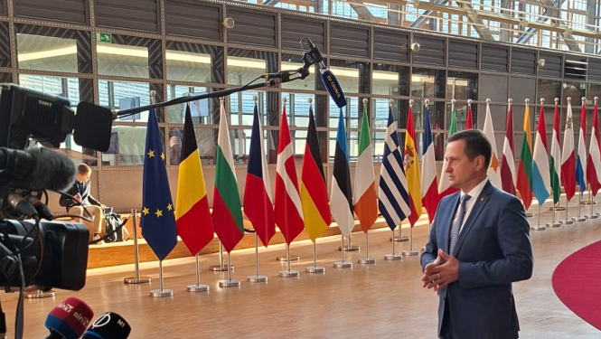 Ministrs uzrunā žurnālistus EK ēkā Briselē 